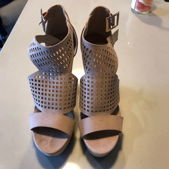 Cute suede wedges barely worn - Picture 2 of 4